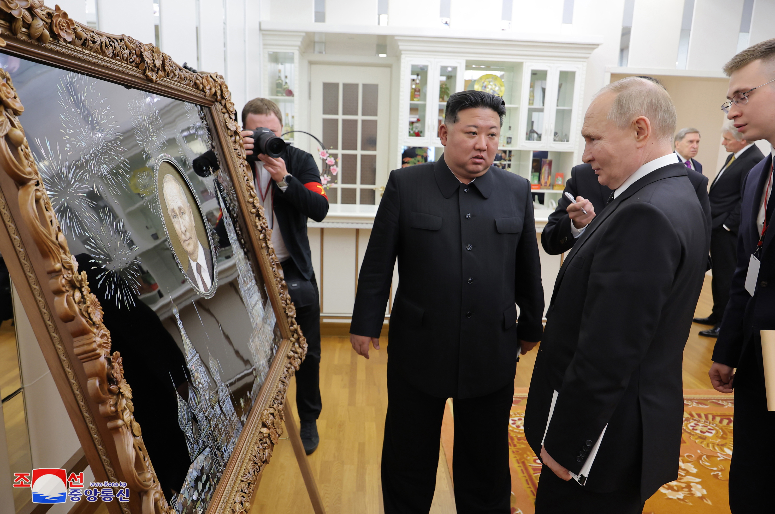 Pyongyang (Korea, Democratic People''s Republic Of), 20/06/2024.- A photo released by the official North Korean Central News Agency (KCNA) on 20 June 2024, shows Russian President Vladimir Putin (2-R) and North Korean leader Kim Jong Un (C) looking at artworks during their meeting in Pyongyang, North Korea 19 June 2024. The Russian president made a state visit to North Korea on 18-19 June at the invitation of North Korean leader. He last visited North Korea in 2000, shortly after his first inauguration as president. (Rusia) EFE/EPA/KCNA EDITORIAL USE ONLY EDITORIAL USE ONLY