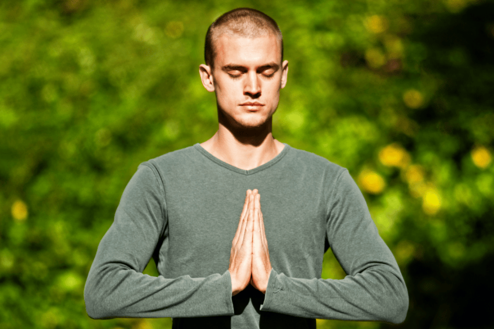 Hombre haciendo yoga