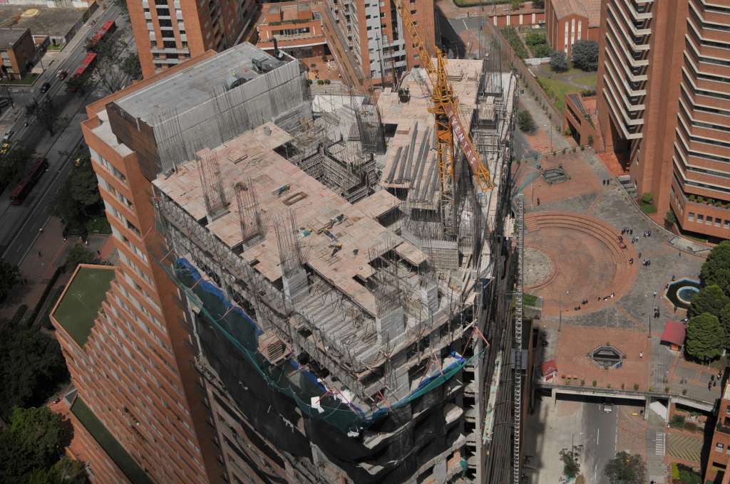 Imágenes de un edificio en construcción en Bogotá.
