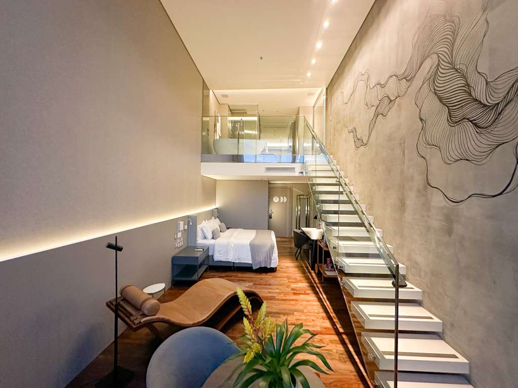 Esta opción cuenta con modernas instalaciones, incluyendo una piscina en vidrio, gimnasio y un spa que ofrece tratamientos relajantes de alta calidad.