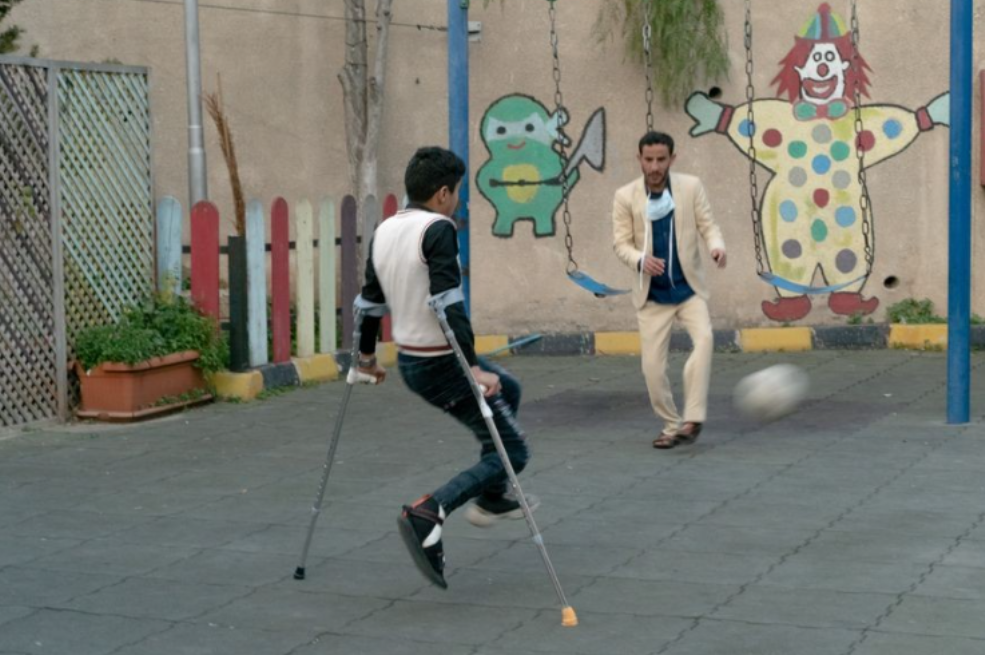 Área de juegos en el patio del hospital de Amán en Jordania.