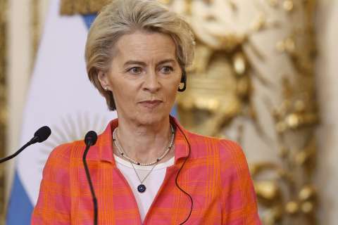 “Si Ucrania deja de luchar, desaparece”: Ursula Von der Leyen