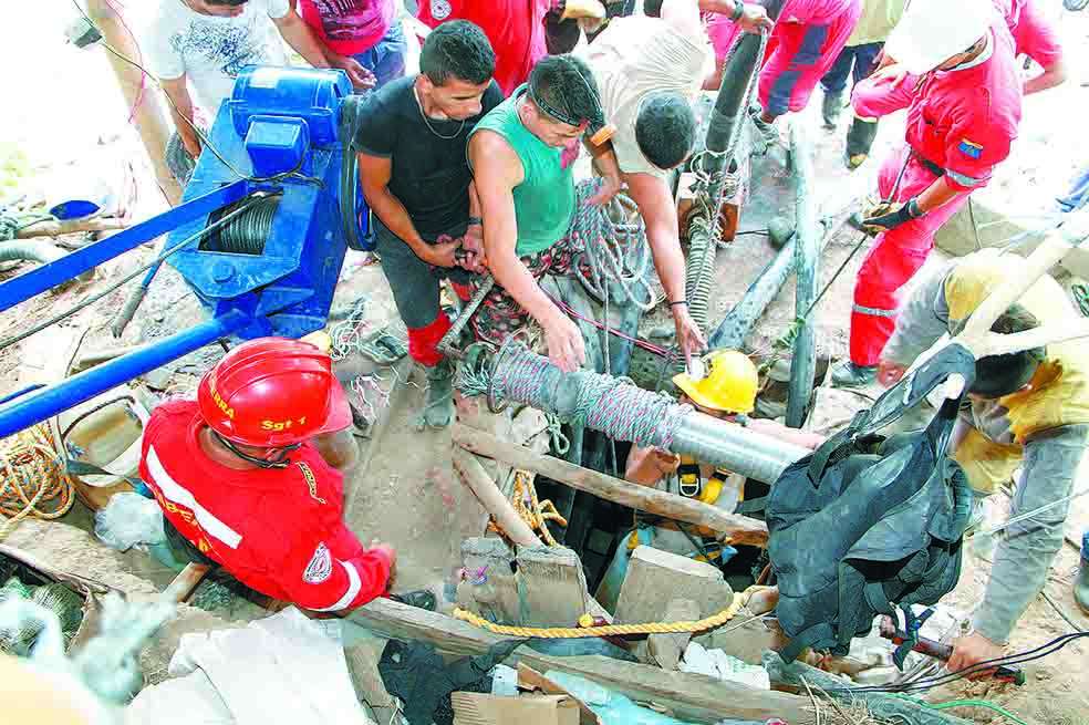 Socorristas de Caldas y Risaralda trabajan desde el miércoles en el rescate de los mineros. / Darío Cardona- diario La Patria