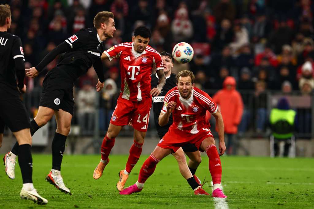 Munich (Germany), 29/11/2025.- Luis Diaz of Munich (C) scores the 2-1 during the German Bundesliga soccer match between Bayern Munich and FC St. Pauli in Munich, Germany, 29 November 2025. (Alemania) EFE/EPA/ANNA SZILAGYI CONDITIONS - ATTENTION: The DFL regulations prohibit any use of photographs as image sequences and/or quasi-video.