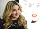 Madonna aprovecha que se curó de coronavirus y pasea en moto por Lisboa