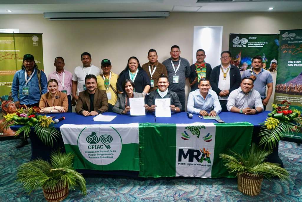 Imagen de los líderes indígenas con la ministra de Ambiente, tras en el encuentro en Bogotá.