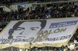 Piden Balón de Oro para Cristiano Ronaldo con miles de máscaras en Madrid
