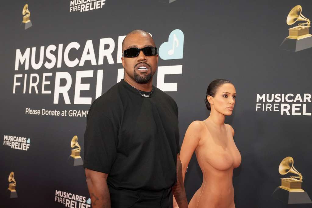 Los Angeles (United States), 02/02/2025.- Kayne West (L) and Bianca Censori on the red carpet for the 67th annual Grammy Awards ceremony at Crypto.com Arena in Los Angeles, California, USA, 02 February 2025. EFE/EPA/ALLISON DINNER
