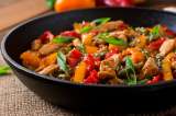 Receta: pollo con verduras salteada para un delicioso almuerzo