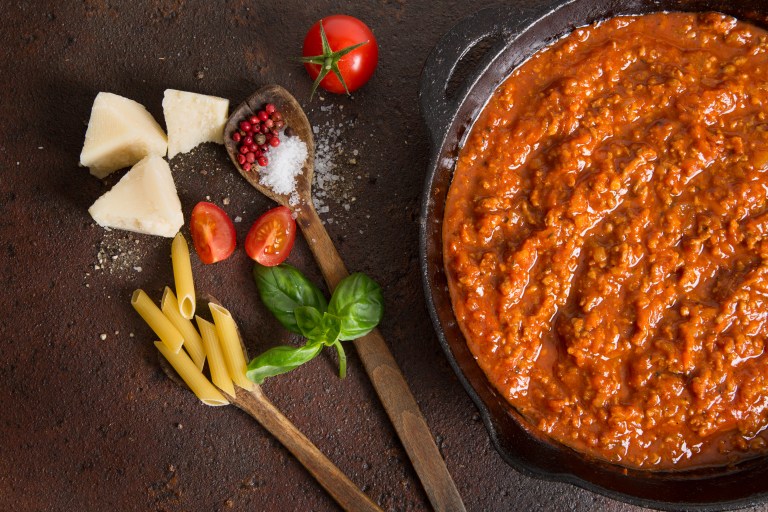 Cómo hacer carne molida guisada con salsa de tomate