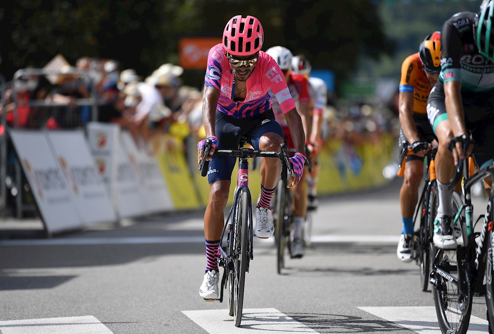 El ciclista colombiano es el líder de los jóvenes tras el retiro de Egan Bernal por problemas en su espalda.