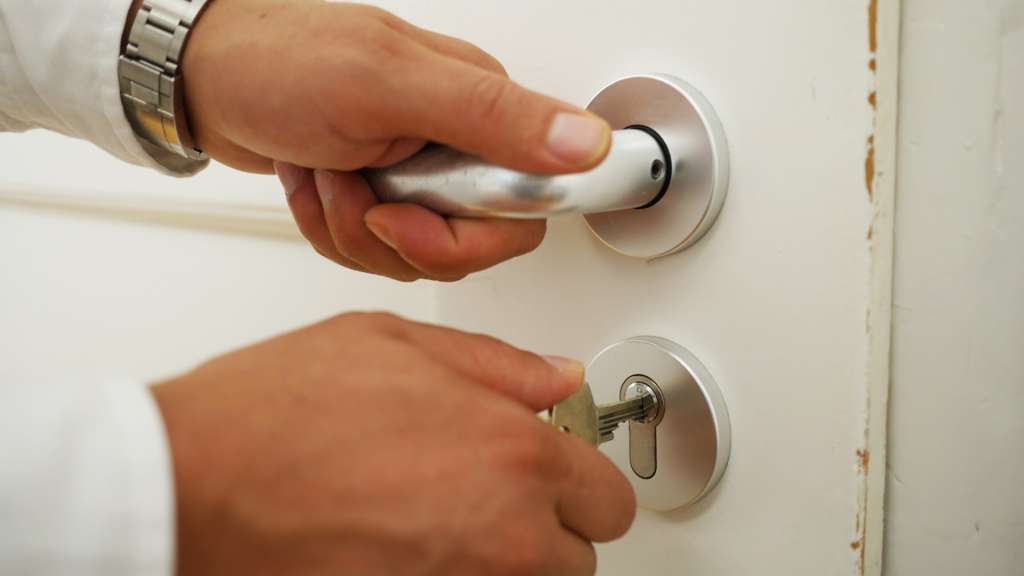 Las personas que necesitan estar seguros de haber cerrado la puerta podrían tener Trastorno Obsesivo Compulsivo.