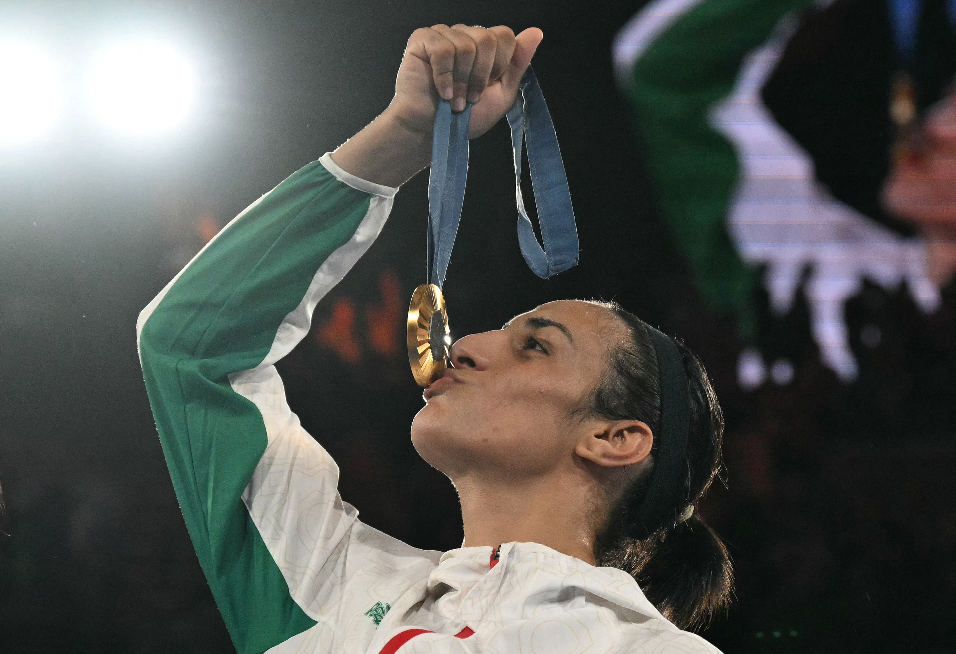 La medallista de oro argelina Imane Khelif posa en el podio durante la ceremonia de entrega de medallas de la final femenina de boxeo en la categoría de 66 kg durante los Juegos Olímpicos de París 2024.