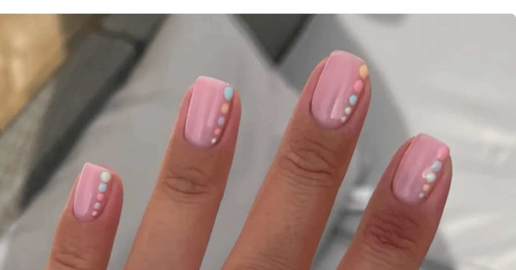 Dot nails: tendencia en uñas sobria pero colorida