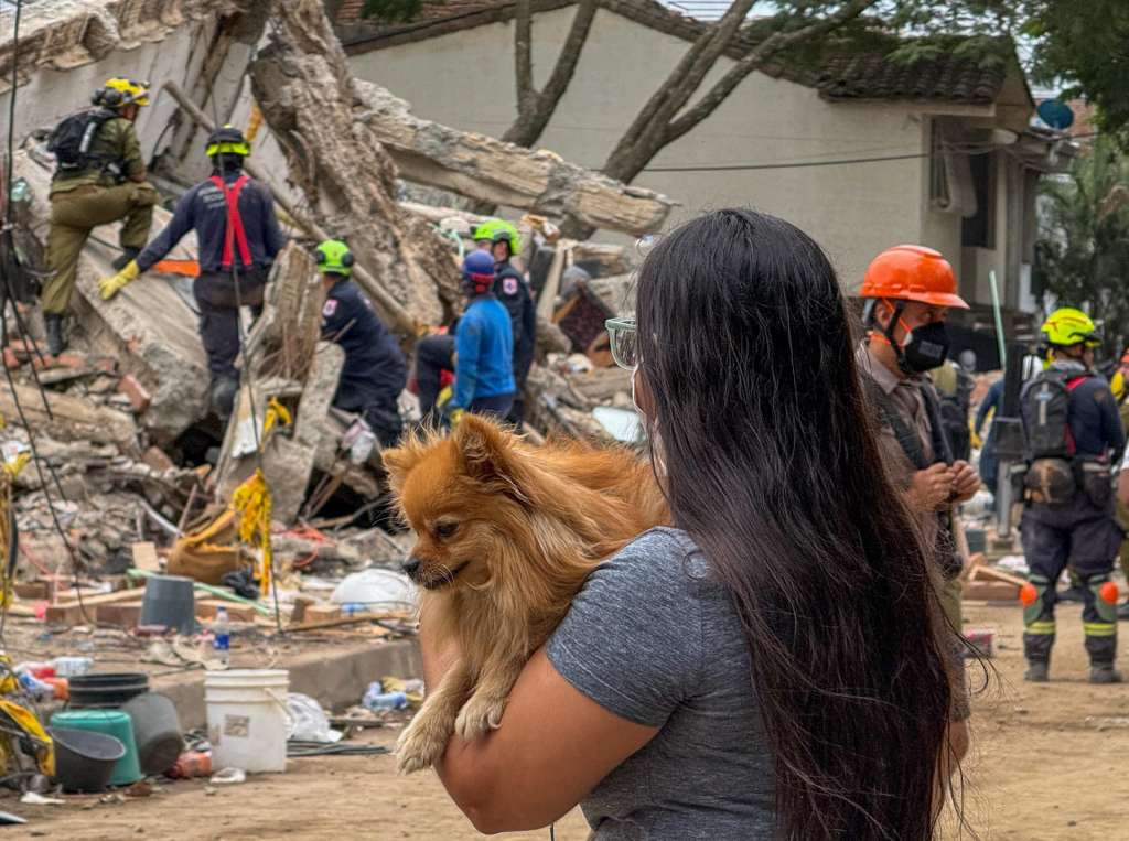 AME9740. CALI (COLOMBIA), 16/08/2026.- Rescatistas realizan este domingo labores de búsqueda en los escombros del edificio Torres del Limonar, destruido por el terremoto del pasado lunes, en Cali (Colombia). Una semana después, decenas de rescatistas de varios países trabajan sin descanso para tratar de recuperar los cuerpos de las personas que murieron bajo toneladas de escombros. EFE/ Mario Baos