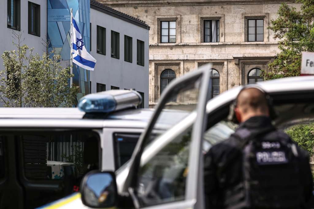 Munich (Germany), 05/09/2024.- An Israeli flag (L) flutters in front of the Israeli Consulate General building as police officers secure the area after a shooting near the NS Documentation Center for the History of National Socialism building in Munich, Germany, 05 September 2024. German police officers on 05 September shot a man who was carrying a firearm and opened fire near the Israeli Consulate General and the Nazi Documentation Center in Munich. According to the police, there is no evidence of any other suspects. (Alemania) EFE/EPA/ANNA SZILAGYI