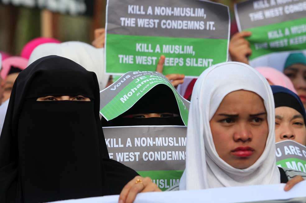 Alrededor de 1.500 estudiantes musulmanes, líderes religiosos y comunitarios protestaron ayer en Marawi, en el sur de Filipinas, contra el semanario satírico francés ‘Charlie Hebdo’. / Mark Navales - AFP