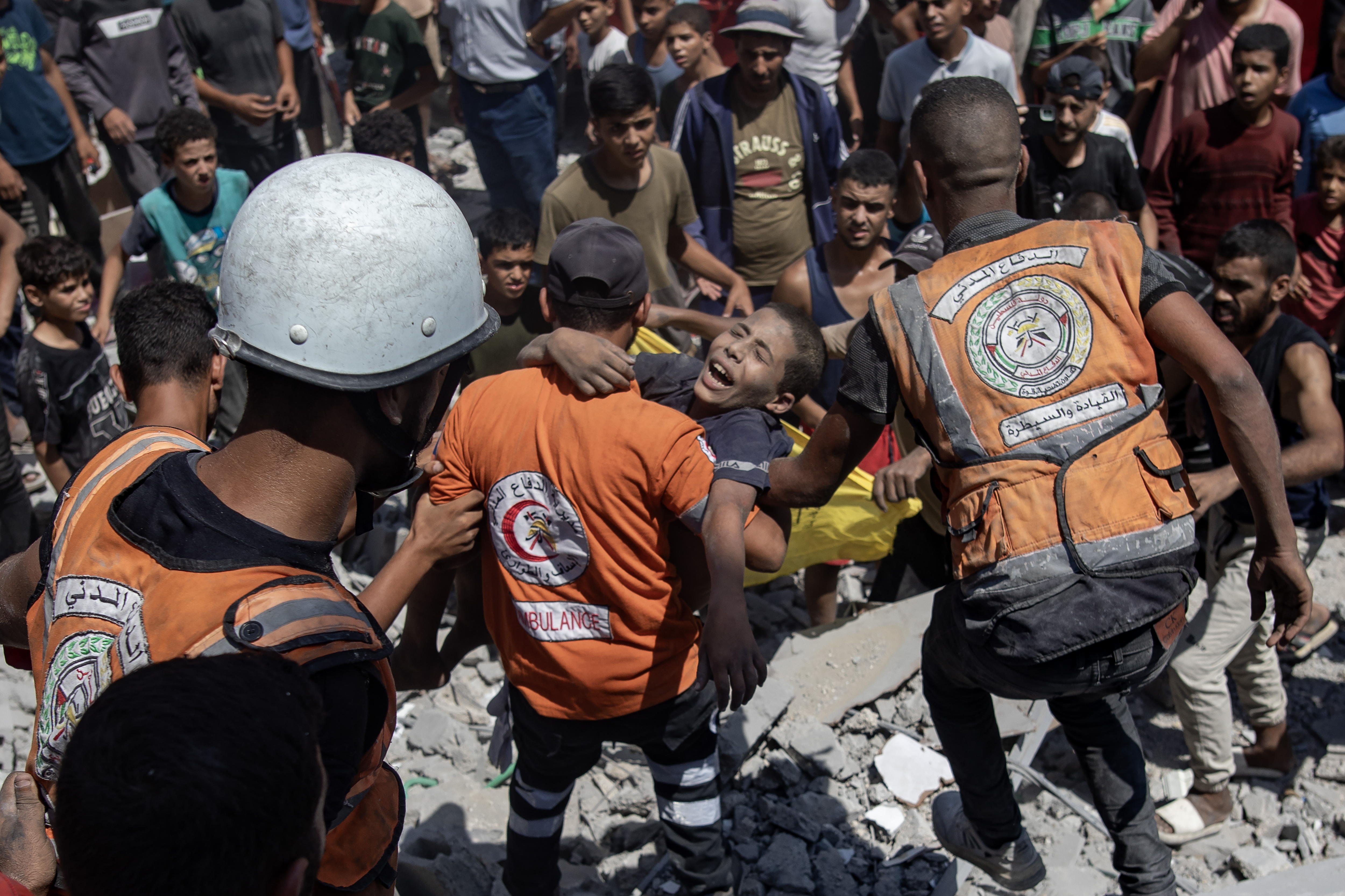 Khan Yunis (---), 27/08/2024.- Emergency services rescue survivors from under the rubble after an Israeli airstrike destroyed several homes in Khan Yunis camp in the southern Gaza Strip, 27 August 2024. EFE/EPA/HAITHAM IMAD