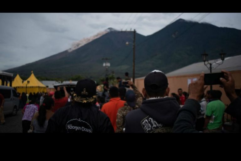 El Volcán de Fuego, en Guatemala, se resiste a la calma pero sigue la búsqueda de víctimas