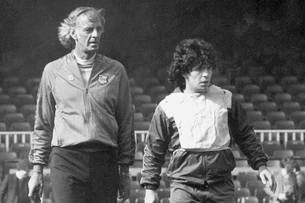 Diego Maradona y César Luis Menotti, el entrenador que lo dirigió en la selección Argentina y en el Barcelona.