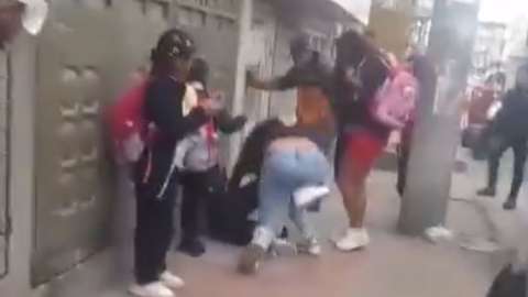 Madrastra golpeó brutalmente a su hijastra en plena vía pública, esto se sabe