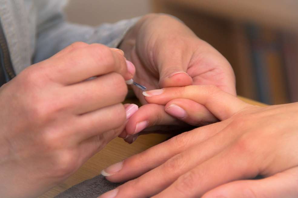 Imagen de una manicurista.