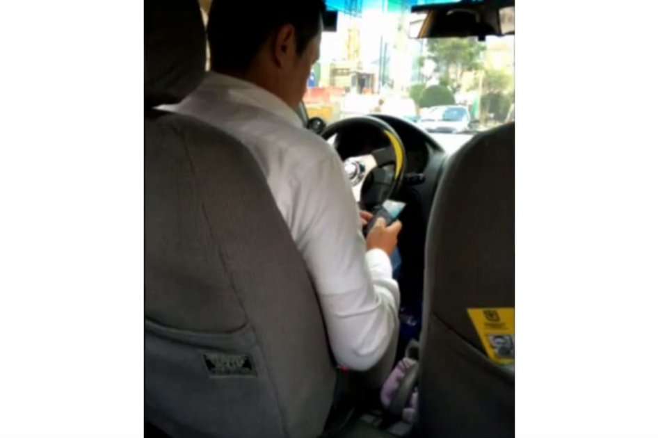 Con esta foto, la mujer denunció cómo el taxista chateaba mientras manejaba.