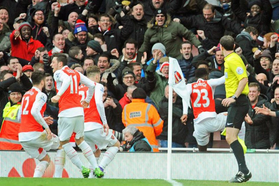 Danny Welbeck y los Jugadores de Arsenal celebran el gol del triunfo ante el Leicester. / EFE
