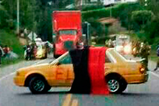 Este taxi con una bandera del ELN encima fue dejado en plena vía Panamericana, a la altura de Mondomo.