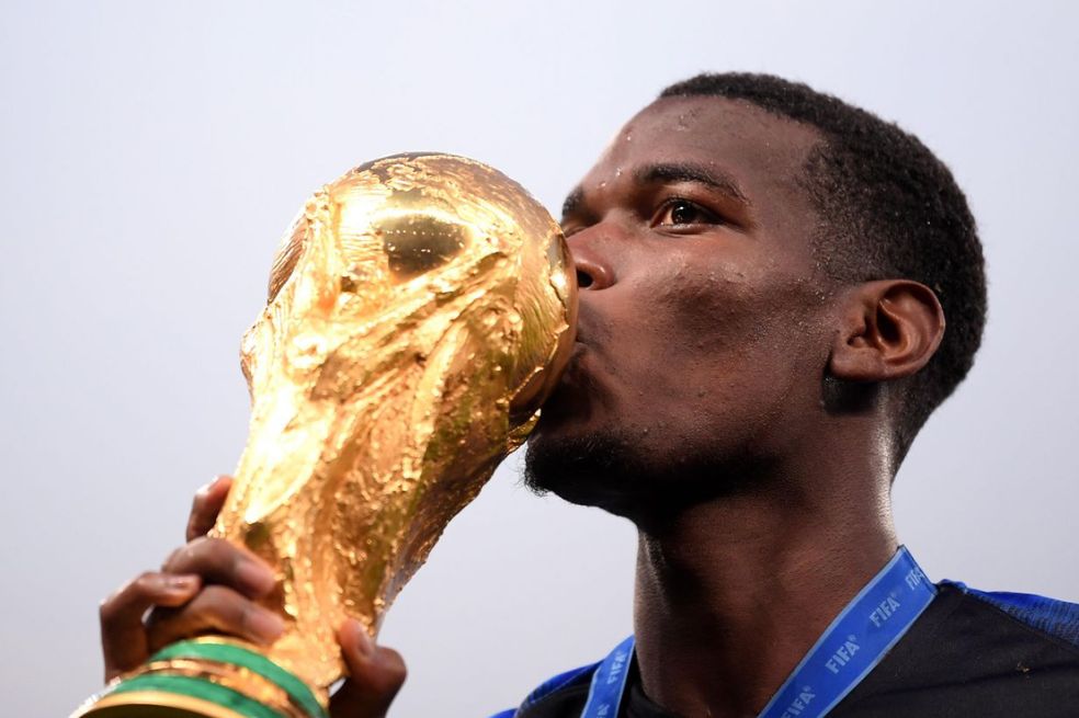 Paul Pogba con la copa del mundo, tras el título conseguido por Francia en el Mundial de Rusia 2018.