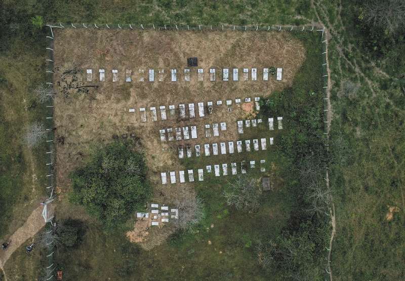 En el cementerio de la vereda El Anzuelo están los cuerpos de varios guerrilleros de las Farc muertos en combate. / Julián Ríos Monroy