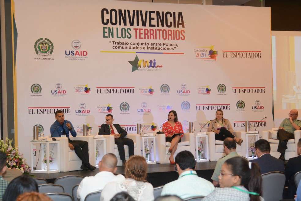 En el foro se discutió sobre la necesidad de articular a la ciudadanía para lograr la convivencia. / Luis Benavides