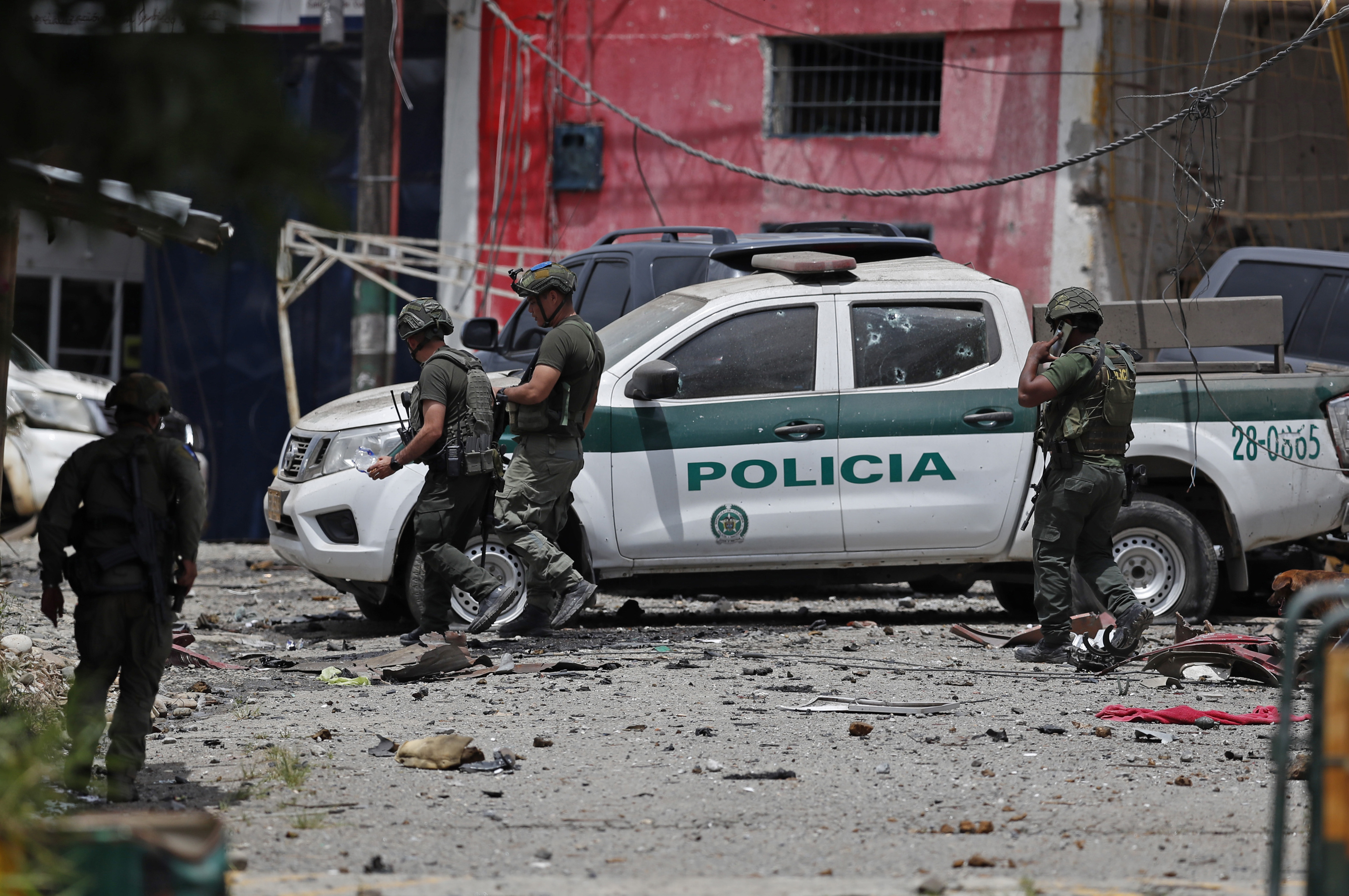 -FOTODELDÍA- AME7575. MORALES (COLOMBIA), 20/05/2024.- Policías protegen la estación que fue hostigada por disidentes de las FARC este lunes, en Morales (Colombia). Al menos dos policías colombianos murieron este lunes y tres quedaron heridos durante un hostigamiento perpetrado por presuntos disidentes de las FARC en Morales, municipio del departamento del Cauca (suroeste), un ataque por el cual el presidente Gustavo Petro ordenó que se desplace a la región la cúpula militar. EFE/Ernesto Guzmán