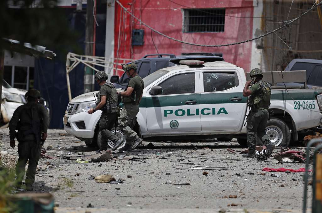 -FOTODELDÍA- AME7575. MORALES (COLOMBIA), 20/05/2024.- Policías protegen la estación que fue hostigada por disidentes de las FARC este lunes, en Morales (Colombia). Al menos dos policías colombianos murieron este lunes y tres quedaron heridos durante un hostigamiento perpetrado por presuntos disidentes de las FARC en Morales, municipio del departamento del Cauca (suroeste), un ataque por el cual el presidente Gustavo Petro ordenó que se desplace a la región la cúpula militar. EFE/Ernesto Guzmán