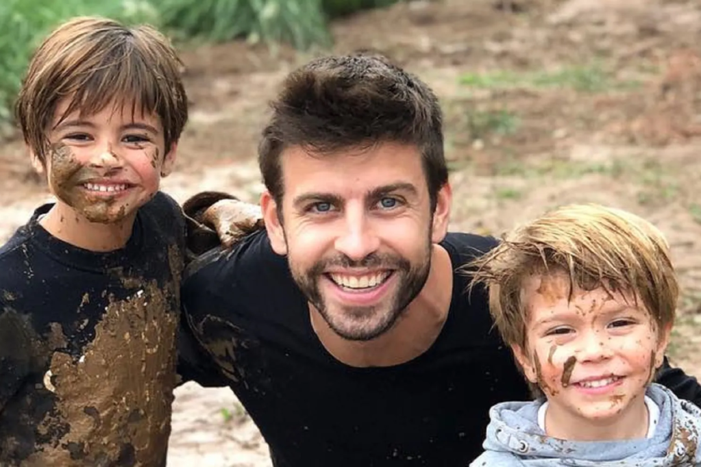Gerard Piqué junto a sus hijos Milán y Sasha.