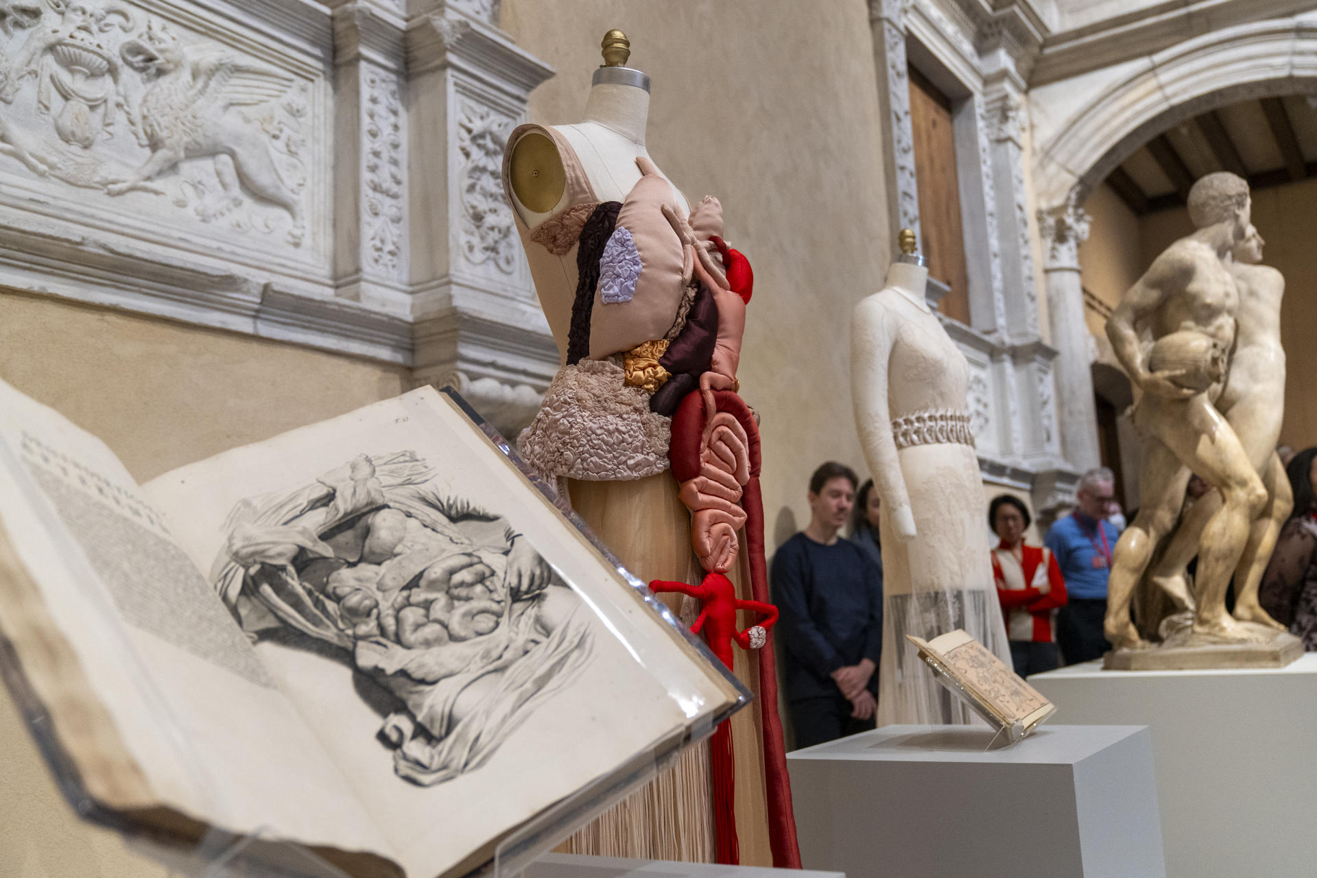 FOTODELDÍA AME9972. NUEVA YORK (ESTADOS UNIDOS), 17/11/2025.- Fotografía que muestra algunos de los trajes que forman parte de la exposición del Costume Institute de primavera de 2026, este lunes, en Nueva York (Estados Unidos). EFE/ Angel Colmenares