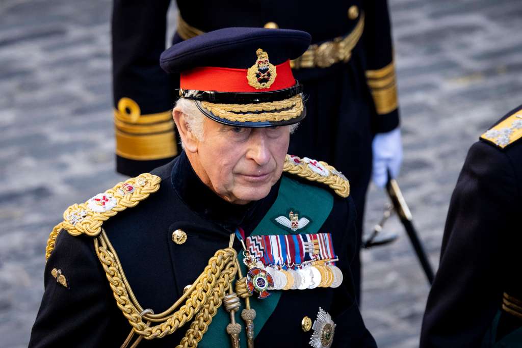 -FOTODELDÍA- EDINBURGO (REINO UNIDO), 12/09/2022.- El rey Carlos III llega este lunes a la capilla de St Giles en la que permanecen los restos mortales de su madre, Isabel II, en Edimburgo, este martes. El rey Carlos III compareció este lunes por primera vez como soberano británico en el Parlamento autónomo de Holyrood en Edimburgo, donde agradeció a los escoceses el "verdadero afecto" mostrado hacia su madre, Isabel II, fallecida el jueves a los 96 años en el castillo de Balmoral. "Sé que Parlamento escocés y la gente de Escocia comparte conmigo el profundo sentido de pérdida tras la muerte de mi querida madre", declaró el rey británico después de que la cámara aprobara una moción para expresar condolencias por el deceso de la monarca. EFE/ Tolga Akmen