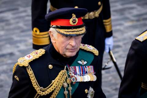 ¿Cuánto gana el personal del rey Carlos III?