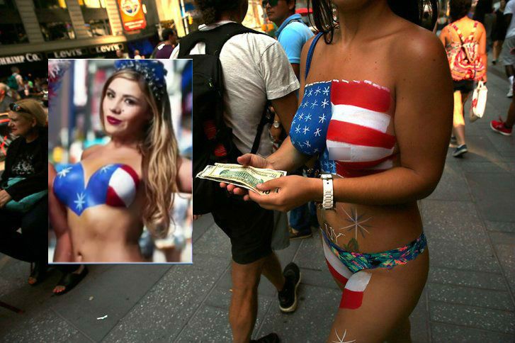 Una colombiana entre las mujeres que posan en topless en Times Square