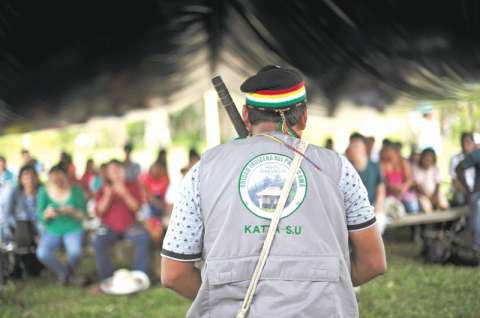 Awás de Tumaco resisten a los armados
