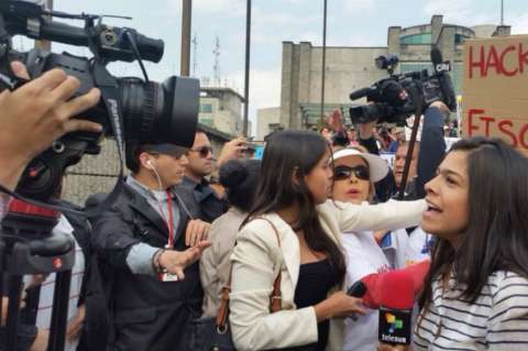 Simpatizantes de Óscar Iván Zuluaga agreden a periodistas durante manifestación