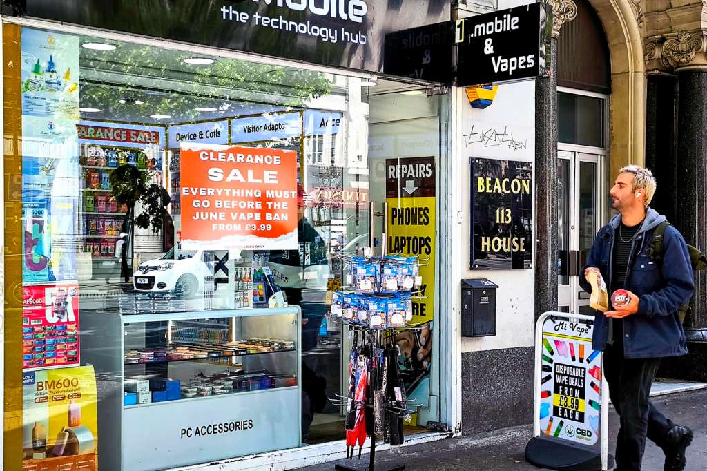 LONDRES (REINO UNIDO), 01/06/2025.- Vista de una tienda de venta de vapeadores en Londres (Reino Unido). A partir del 1 de junio de 2025, el Reino Unido prohibirá la venta y suministro de vapeadores desechables, una medida con la que las autoridades sanitarias tratarán de reducir el acceso de los jóvenes al vapeo y los residuos que generan estos dispositivos. EFE/ Guillermo Garrido