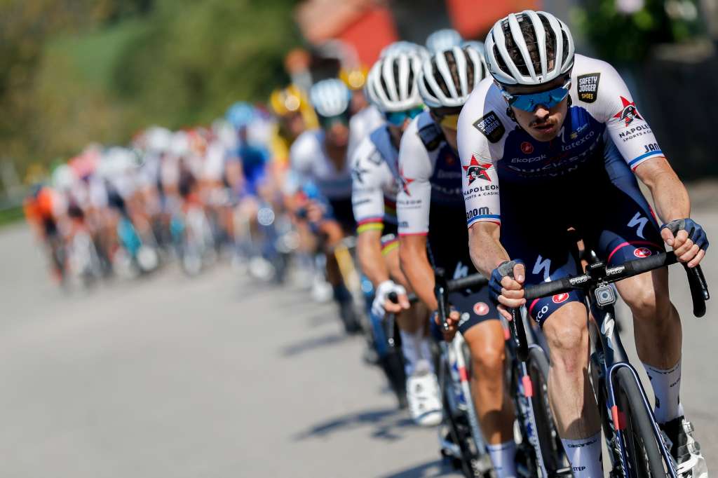 VILLAVICIOSA (ASTURIAS), 28/08/2022.- El corredor francés Rémi Cavagna (d), del equipo Quick-Step Alpha Vinyl, este domingo durante la novena etapa de La Vuelta Ciclista a España, disputada entre las localidades asturianas de Villaviciosa y Les Praeres, Nava (171,4 km.). EFE/Javier Lizón