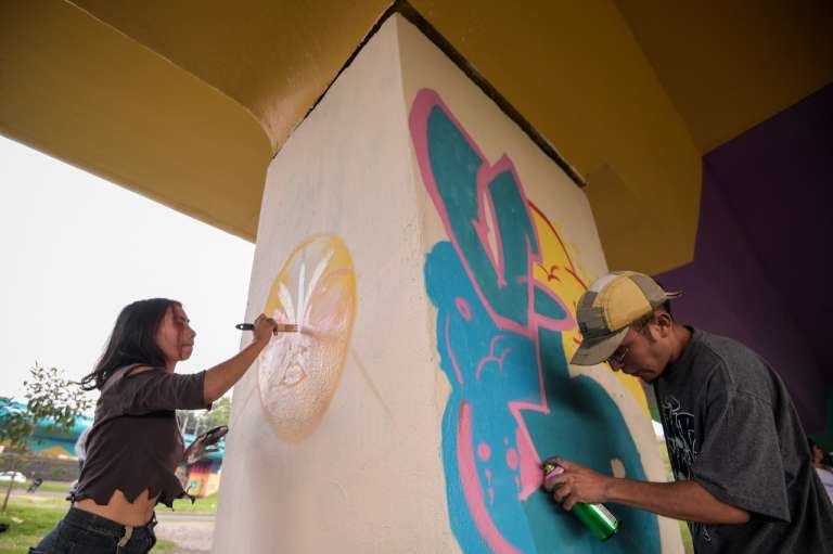 El mural que hace un par de días fue tapado con pintura blanca fue reemplazado este jueves por grafitis que, según los creadores, resignifican el poder del muralismo y la libertad de expresión en la ciudad.. /Mauricio Alvarado