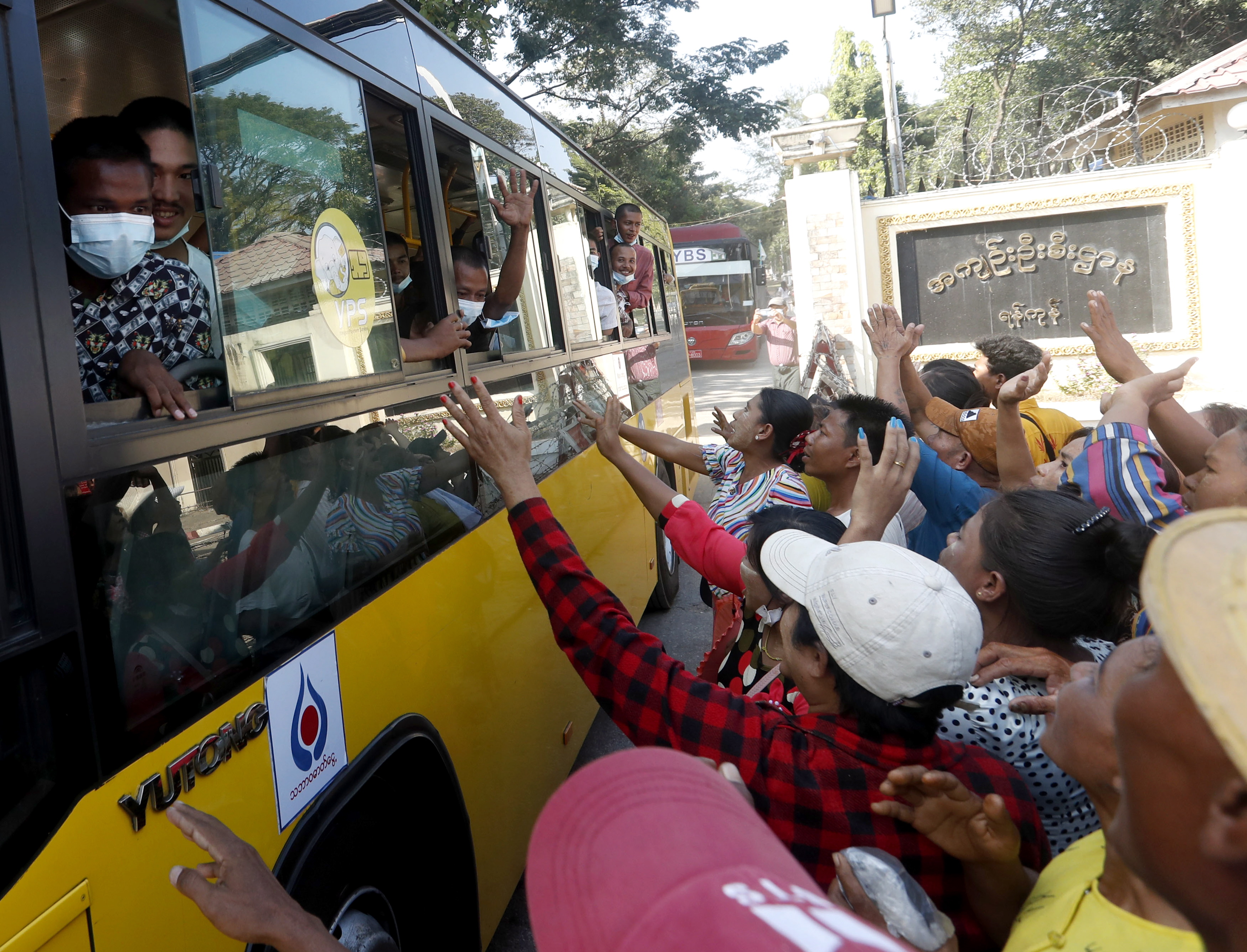 Yangon (Myanmar), 04/01/2023.- Friends and relatives are gathered around a bus carrying inmates upon their release from the Insein Prison in Yangon, Myanmar, Myanmar, 04 January 2023. The Myanmar military council granted amnesty to over seven thousand people across the country to mark the Independence Day. (Birmania, Estados Unidos) EFE/EPA/NYEIN CHAN NAING