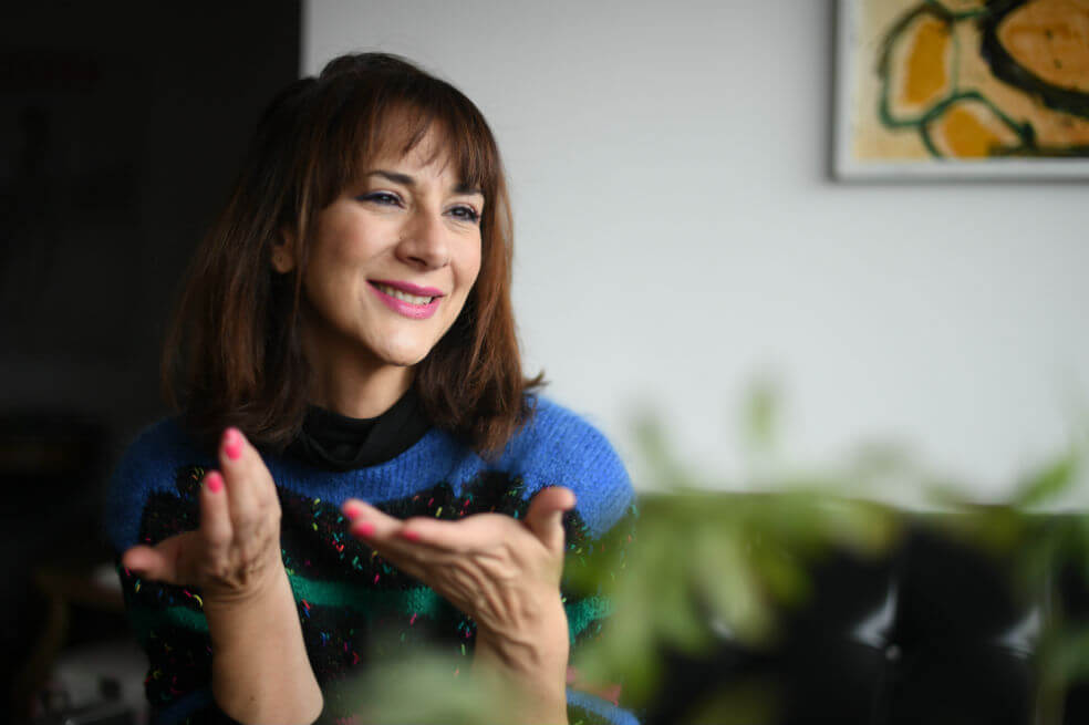 Hoy la siento cercana, debe ser que ambas estamos abrazadas al mismo dolor. Esa es la razón por la que escribo una carta a cambio de una reseña con entrevista. / Cristian Garavito