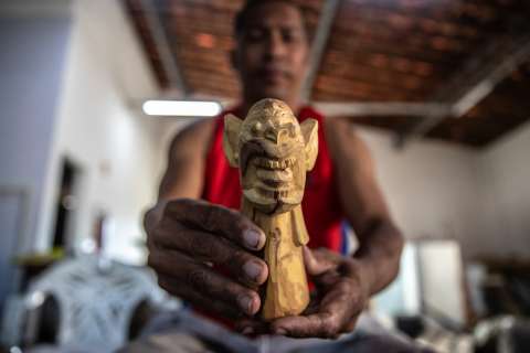 El arte de esculpir demonios pervive en Brasil