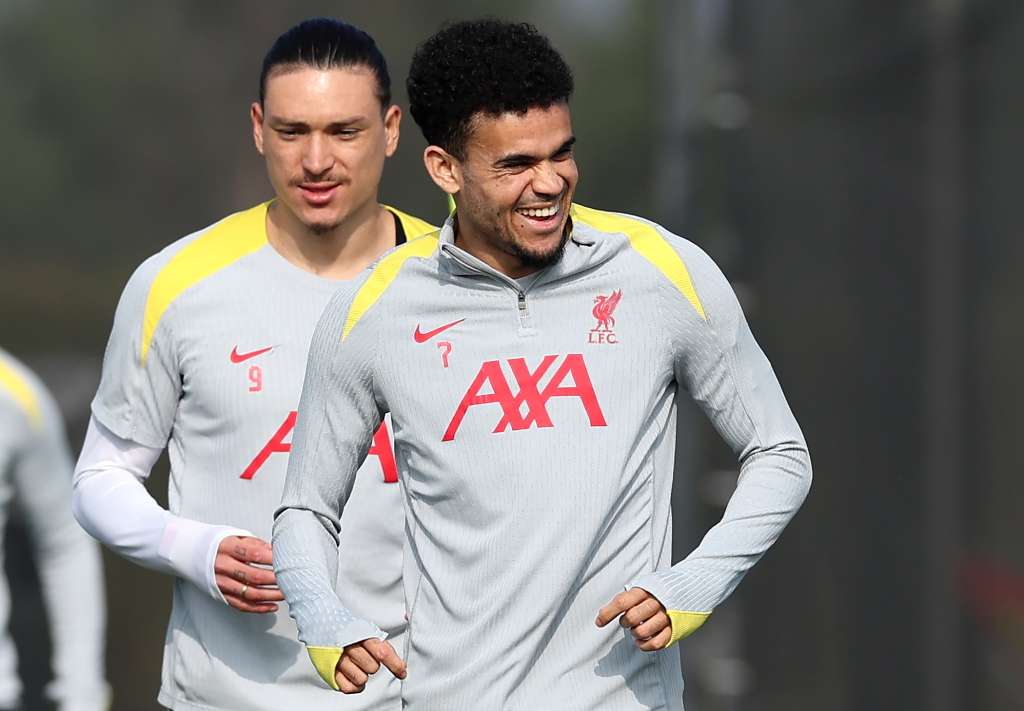 LIVERPOOL (United Kingdom), 10/03/2025.- Liverpool players Darwin Nunez (L) and Luis Diaz attend a training session of the team at the club's Melwood Training Centre, Liverpool, Britain, 10 March 2025. Liverpool will face PSG in a UEFA Champions League Round of 16, 2nd leg match on 11 March 2025. (Liga de Campeones, Reino Unido) EFE/EPA/ADAM VAUGHAN