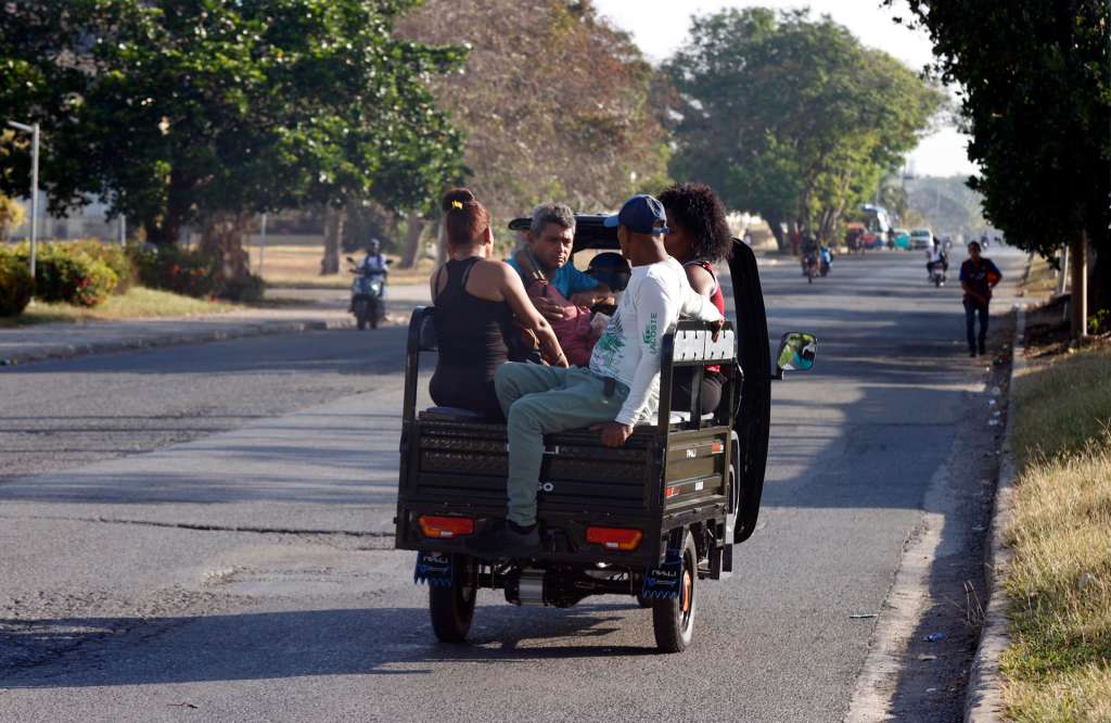 AME3598. LA HABANA (CUBA), 13/03/2026.- Personas se transportan en vehículos eléctricos este viernes en La Habana (Cuba). El Gobierno cubano puso en marcha un durísimo plan de emergencia ante la grave crisis que ha dejado la sanidad y el transporte en servicios mínimos, acabado con las clases presenciales en la universidad, instaurado el teletrabajo y los horarios restringidos en las oficinas estatales y racionado severamente el combustible. EFE/ Ernesto Mastrascusa
