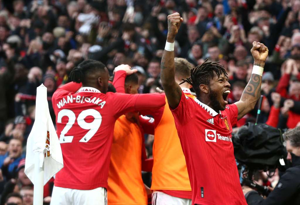 Manchester (United Kingdom), 14/01/2023.- Manchester United's soccer players celebrate the 2-1 lead during the English Premier League soccer match between Manchester United and Manchester City in Manchester, Britain, 14 January 2023. (Reino Unido) EFE/EPA/Adam Vaughan EDITORIAL USE ONLY. No use with unauthorized audio, video, data, fixture lists, club/player publications
